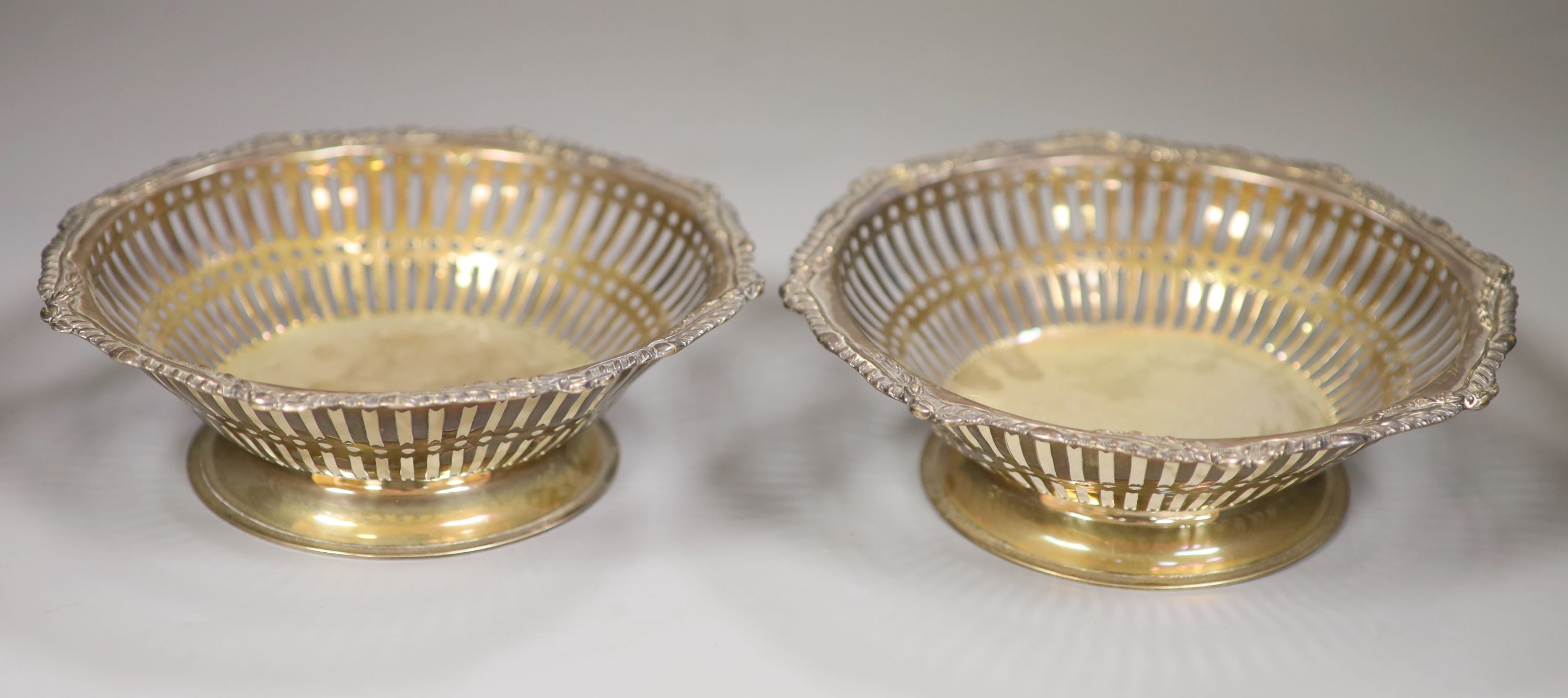 A pair of Edwardian pierced silver shallow bowls, Elkington & Co, Sheffield 1901, diameter 20.4cm, gross 20oz.